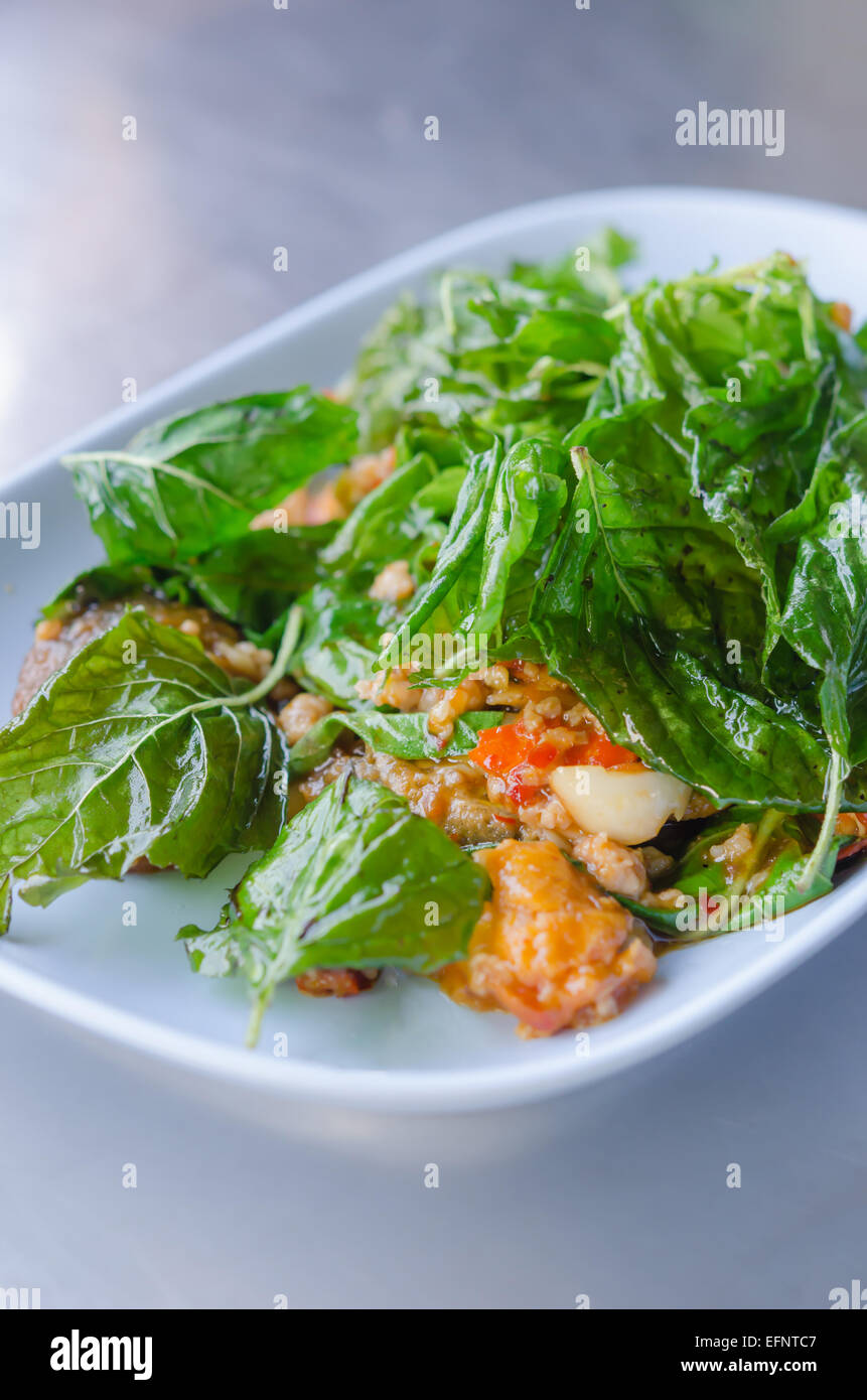 Rühren Sie eingelegte Spiegeleier mit knusprig Basilikum, Chili und Hackfleisch vom Schwein Stockfoto