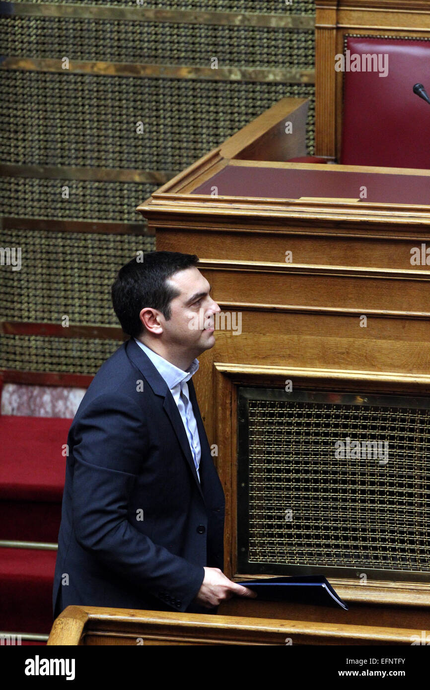 Athen, Griechenland. 8. Februar 2015. Griechenlands neue Premierminister Alexis Tsipras befasst sich das Parlament während der Regierungserklärung in Athen, Griechenland, 8. Februar 2015. Griechenlands neue Regierung wird auf seine Agenda gegen Sparpolitik bleiben und wird nicht verlangen eine Erweiterung der aktuellen Bailout-Programm, der am 28. Februar ausläuft, sagte der griechische Premierminister Alexis Tsipras am Sonntag während einer bewachten Richtlinienanweisung im Parlament. © Marios Lolos/Xinhua/Alamy Live-Nachrichten Stockfoto