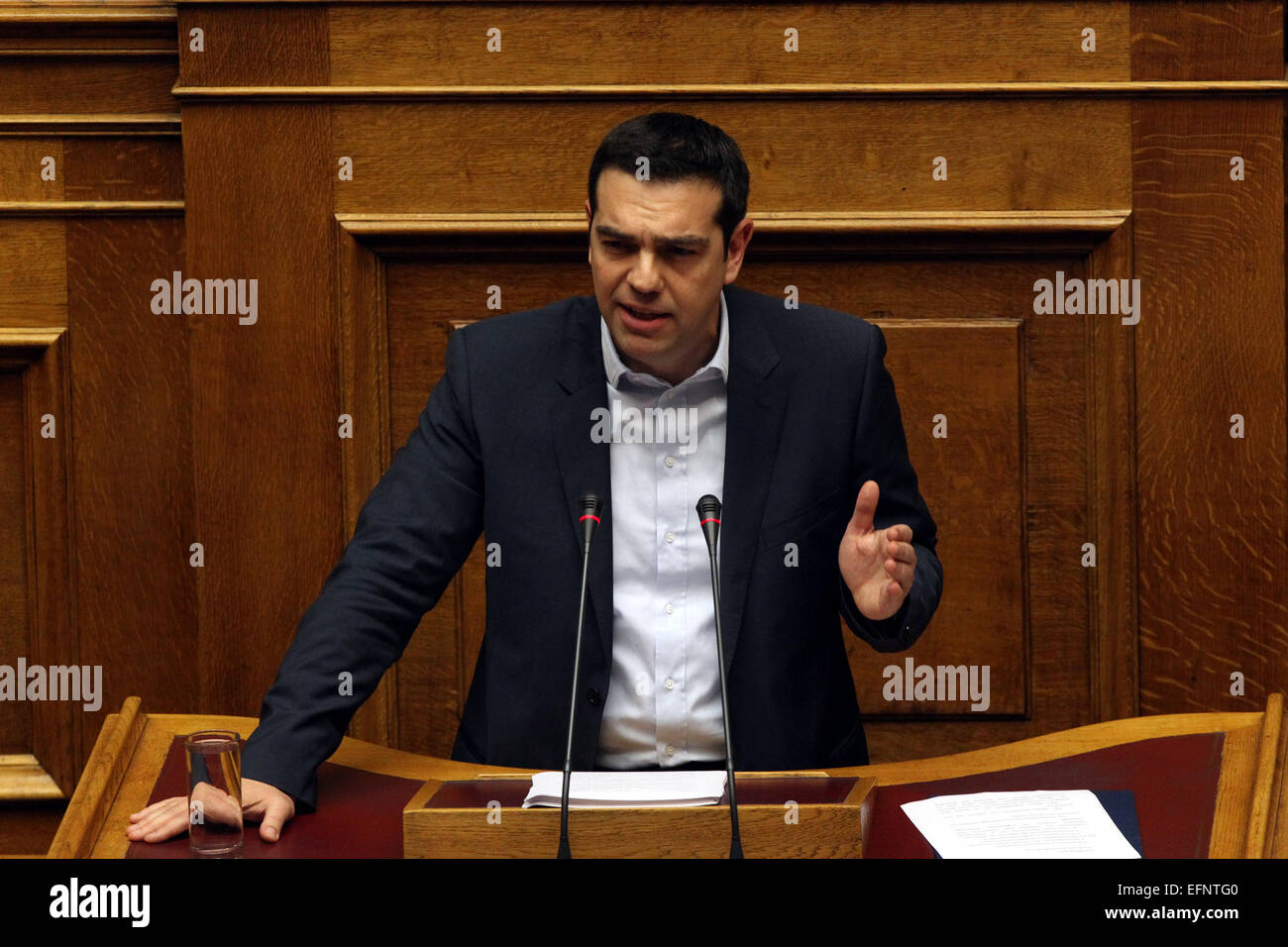 Athen, Griechenland. 8. Februar 2015. Griechenlands neue Premierminister Alexis Tsipras befasst sich das Parlament während der Regierungserklärung in Athen, Griechenland, 8. Februar 2015. Griechenlands neue Regierung wird auf seine Agenda gegen Sparpolitik bleiben und wird nicht verlangen eine Erweiterung der aktuellen Bailout-Programm, der am 28. Februar ausläuft, sagte der griechische Premierminister Alexis Tsipras am Sonntag während einer bewachten Richtlinienanweisung im Parlament. © Marios Lolos/Xinhua/Alamy Live-Nachrichten Stockfoto
