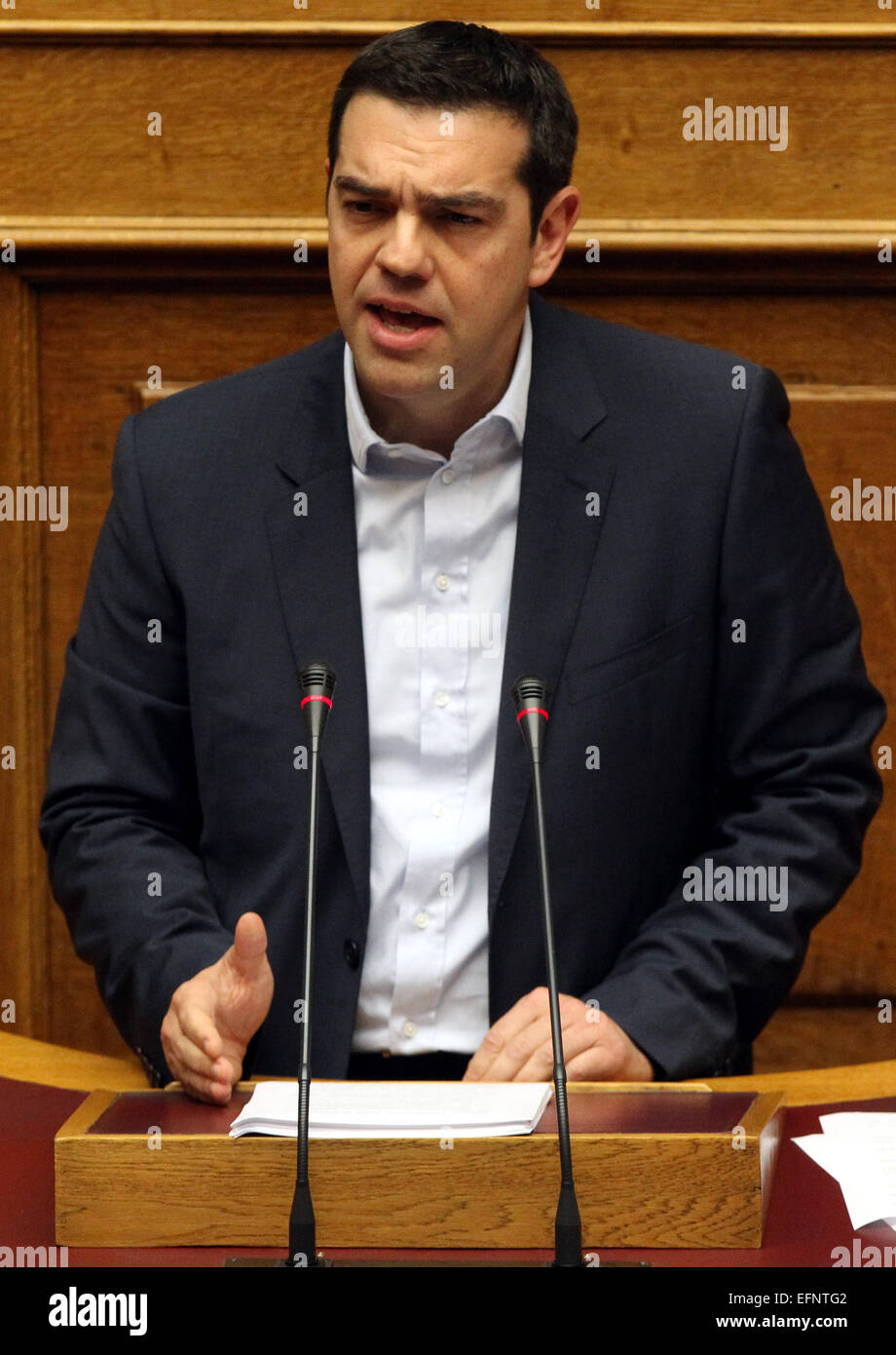 Athen, Griechenland. 8. Februar 2015. Griechenlands neue Premierminister Alexis Tsipras befasst sich das Parlament während der Regierungserklärung in Athen, Griechenland, 8. Februar 2015. Griechenlands neue Regierung wird auf seine Agenda gegen Sparpolitik bleiben und wird nicht verlangen eine Erweiterung der aktuellen Bailout-Programm, der am 28. Februar ausläuft, sagte der griechische Premierminister Alexis Tsipras am Sonntag während einer bewachten Richtlinienanweisung im Parlament. © Marios Lolos/Xinhua/Alamy Live-Nachrichten Stockfoto