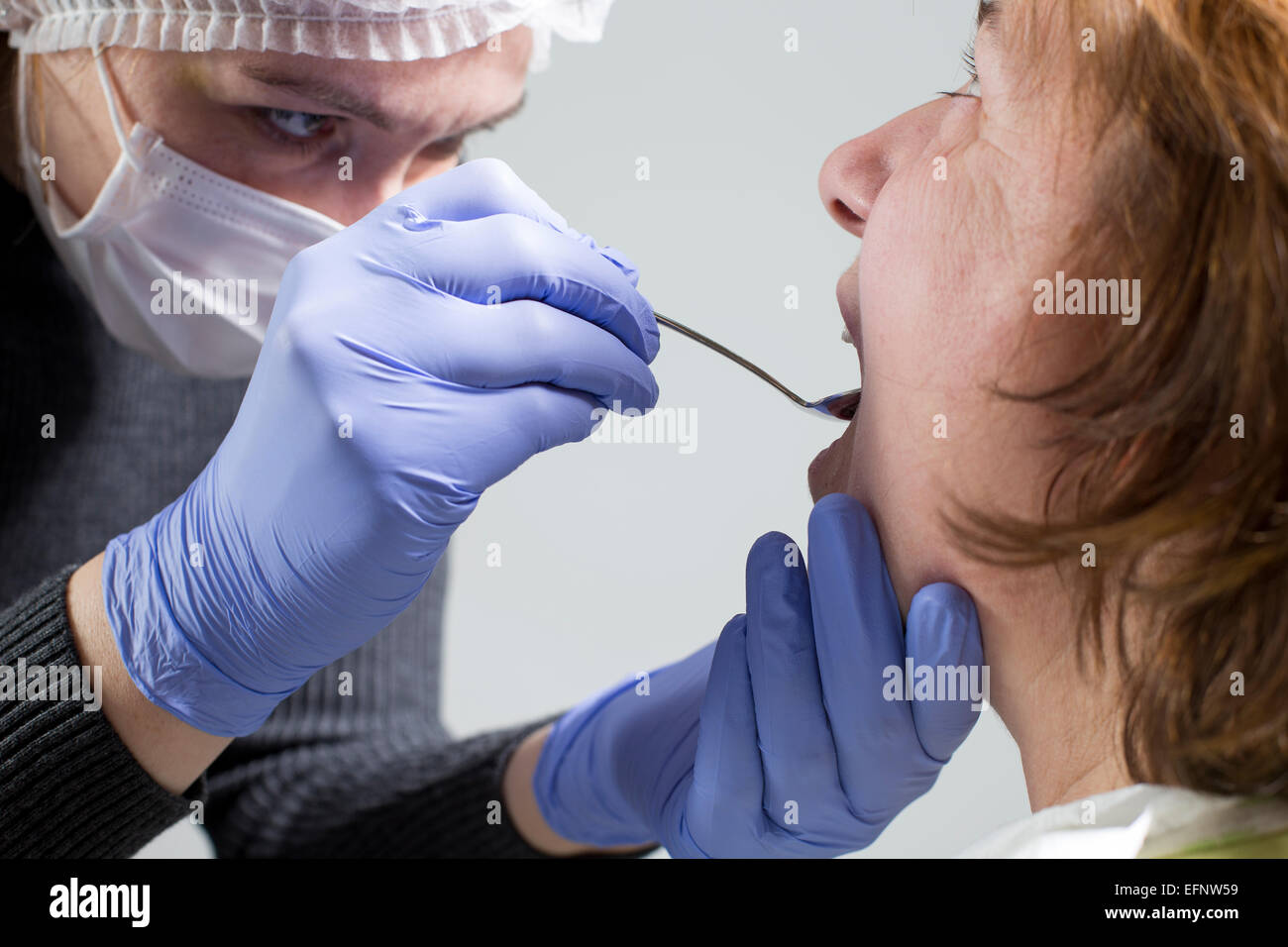 Ältere Türkinnen auf zahnärztliche Untersuchung Stockfoto