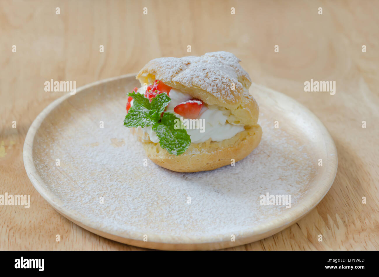 Strawberry Choux Sahne auf hölzerne Schüssel Stockfoto