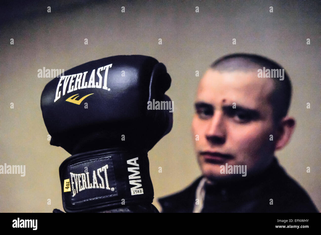 MMA-Kämpfer hält seine Everlast Handschuh vor einem Kampf Stockfoto