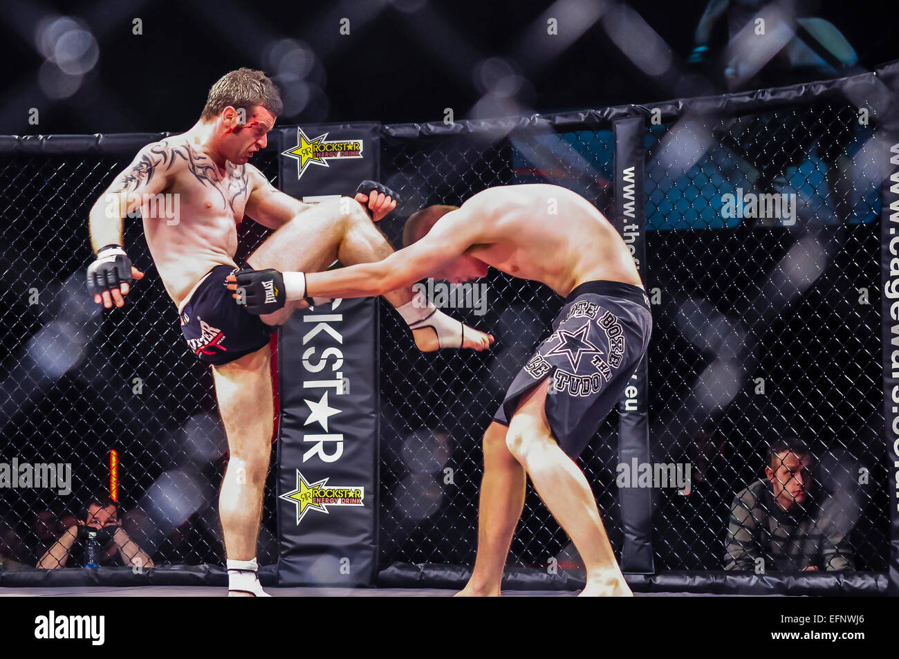 MMA Fighter tritt seinen Gegner ins Gesicht. Stockfoto