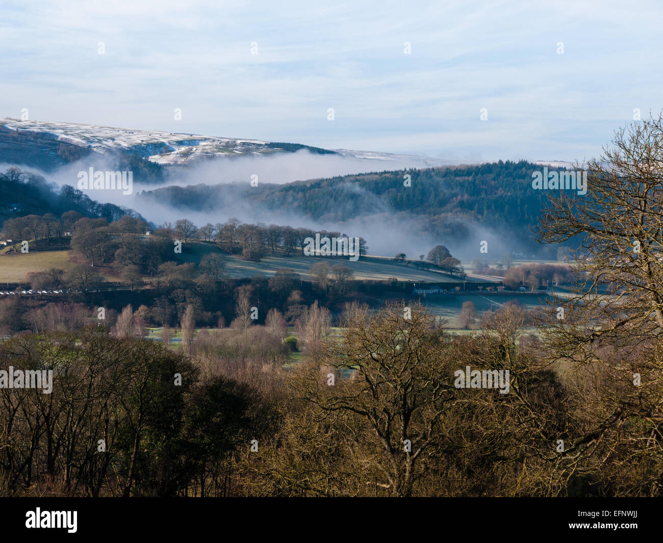 Nebligen Wintermorgen Blick über das Tal von Llangollen Stockfoto