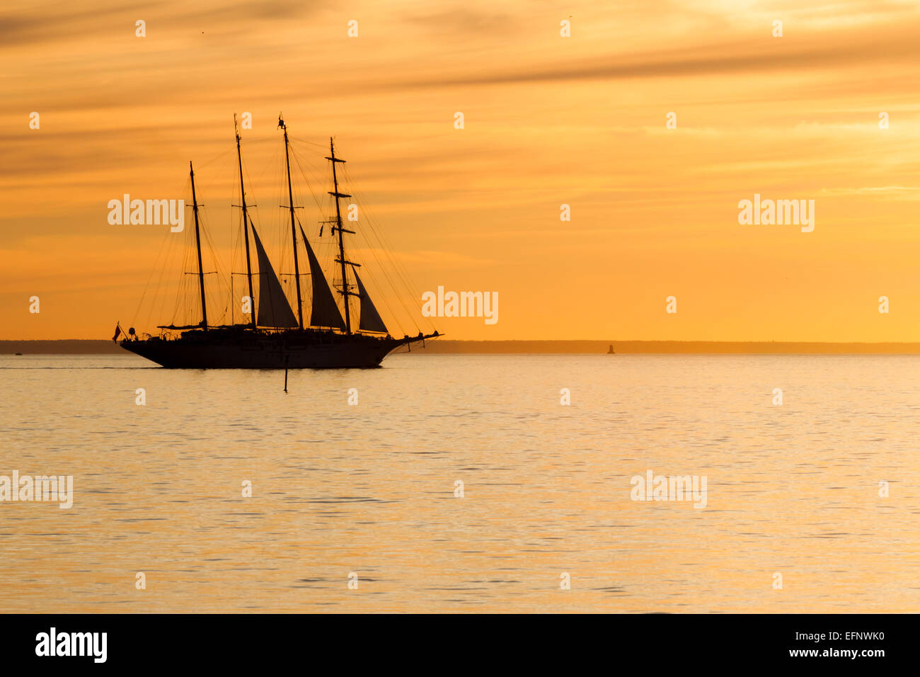 Alte große Segel Schiff Silhouette im Sonnenuntergang in Ostsee Stockfoto