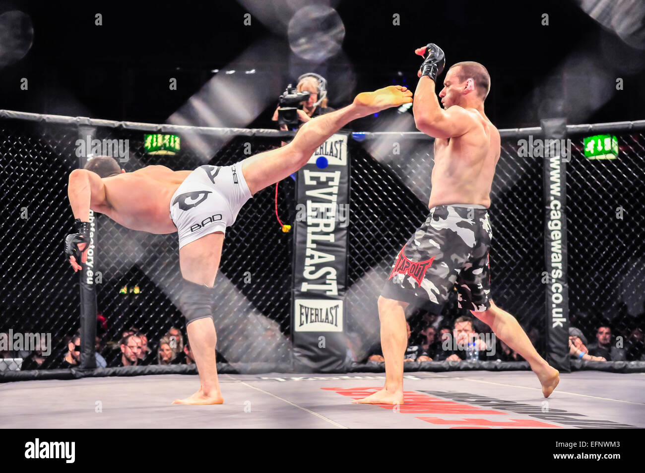 MMA-Kämpfer führt einen hohen Stoß seines Gegners Gesicht Stockfoto