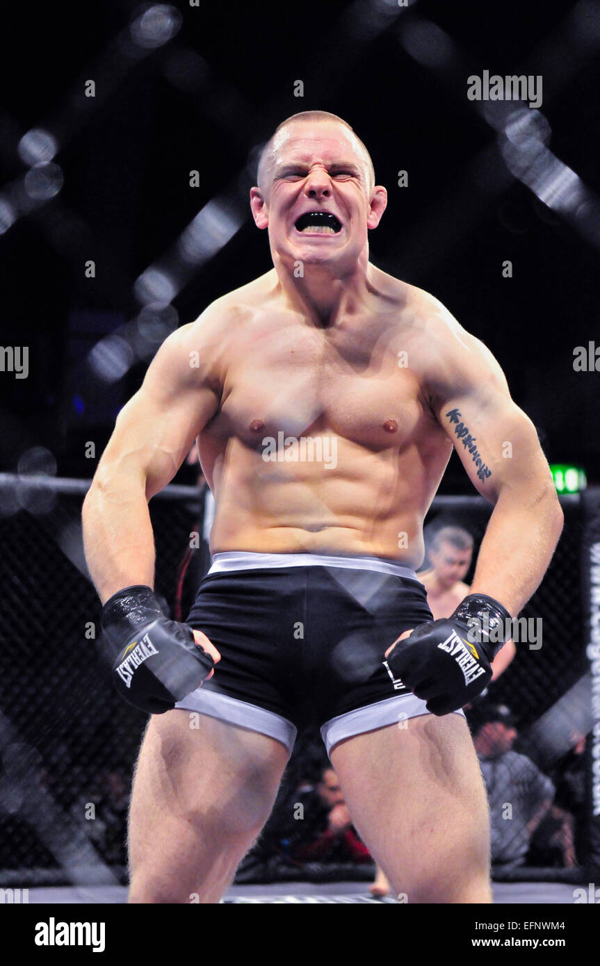 MMA-Kämpfer gibt eine aggressive Anzeige nach seinem Kampf zu gewinnen. Stockfoto