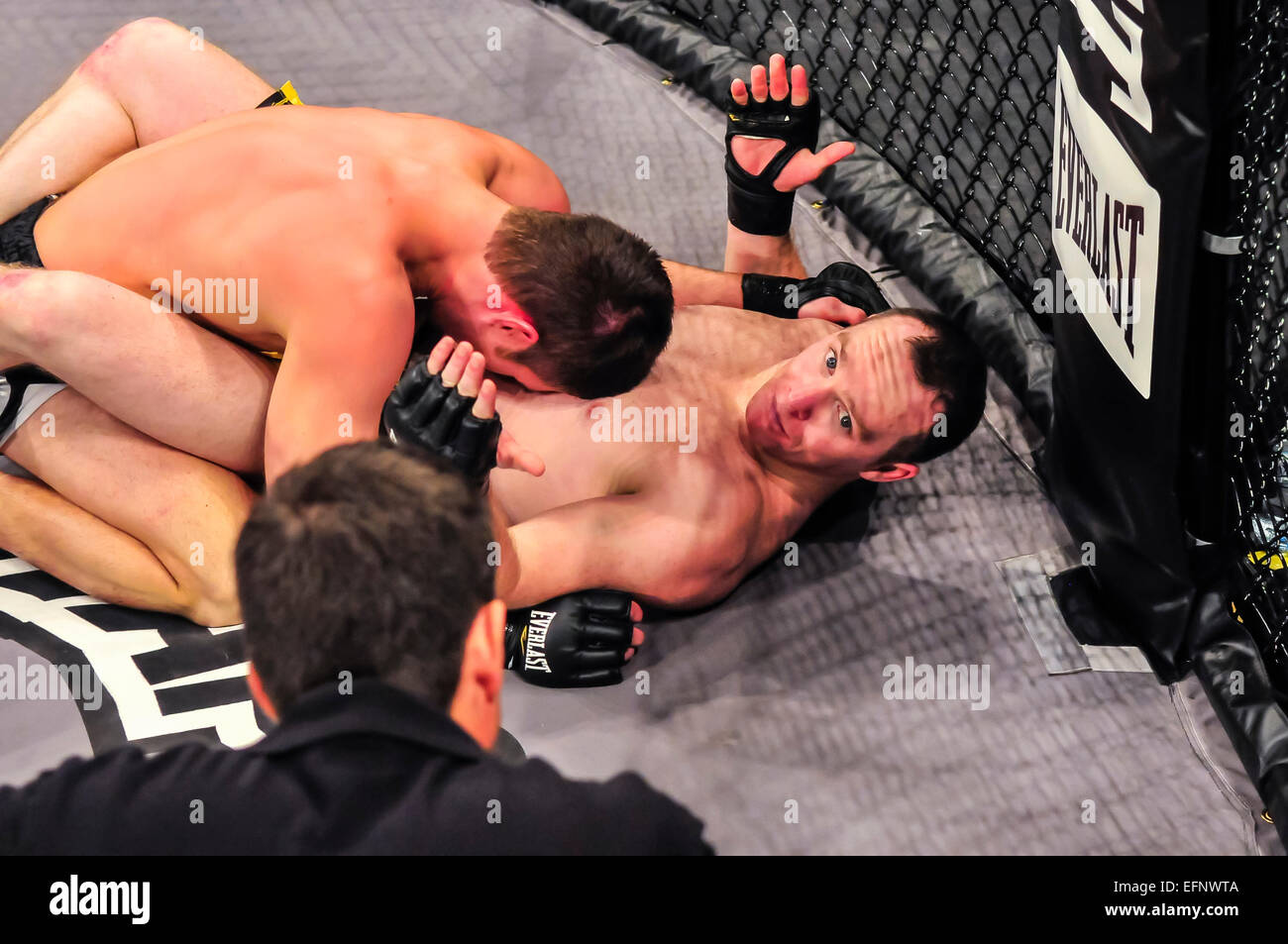 MMA-Kämpfer kümmert sich um die Schiedsrichter einen falschen Zug. Stockfoto