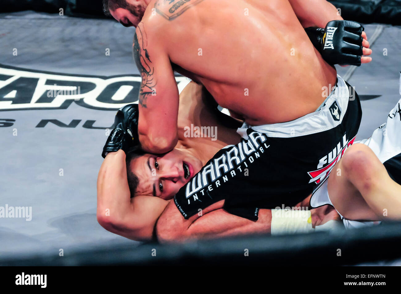 Rich Clementi aus New Jersey, derzeit in Louisiana, ein UFC MMA Käfig Figher und Champion Ringer besiegt einen Gegner aus Nordirland. Stockfoto