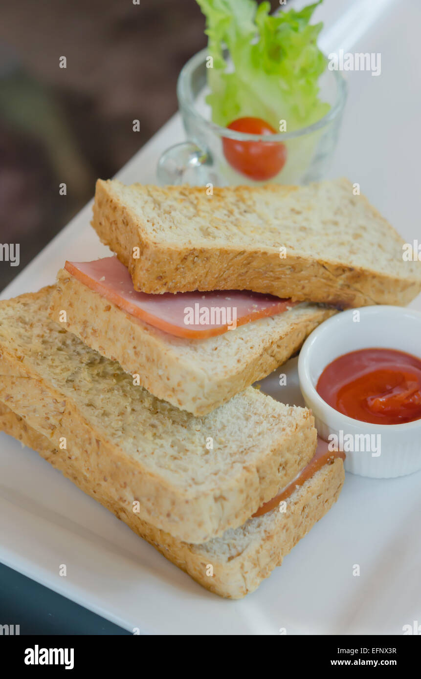 Toast mit Schinken und Käse auf Teller hautnah Stockfoto