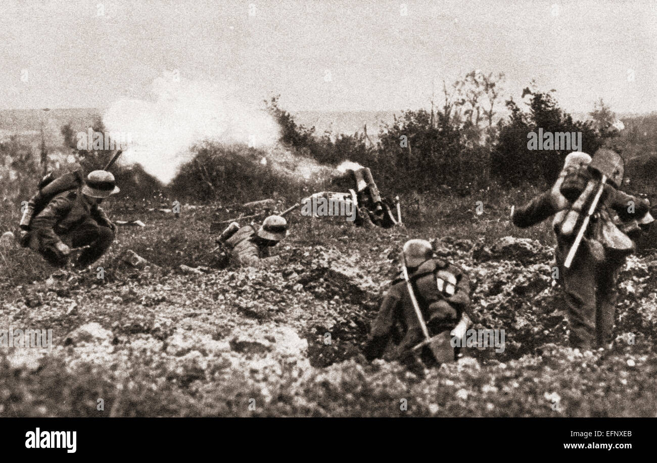 Deutsche Soldaten mit einem Minenwerfer oder mine Launcher im Niemandsland im ersten Weltkrieg. Stockfoto