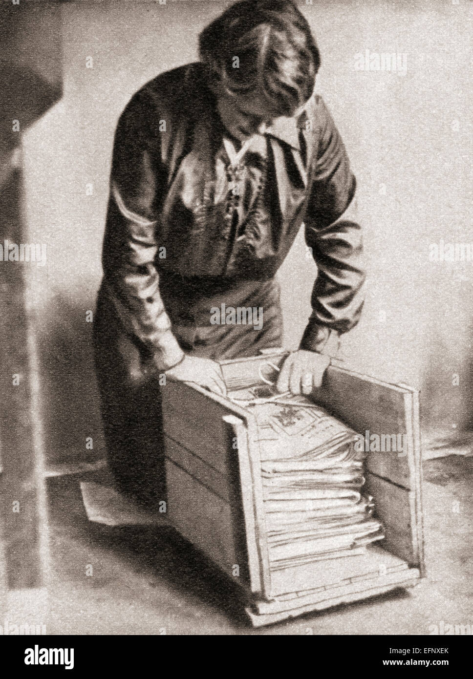 Mit Papier am 9d. pro Pfund gespeichert Hausfrauen alte Zeitungen für den Weiterverkauf, Fischhändler etc. im ersten Weltkrieg. Stockfoto