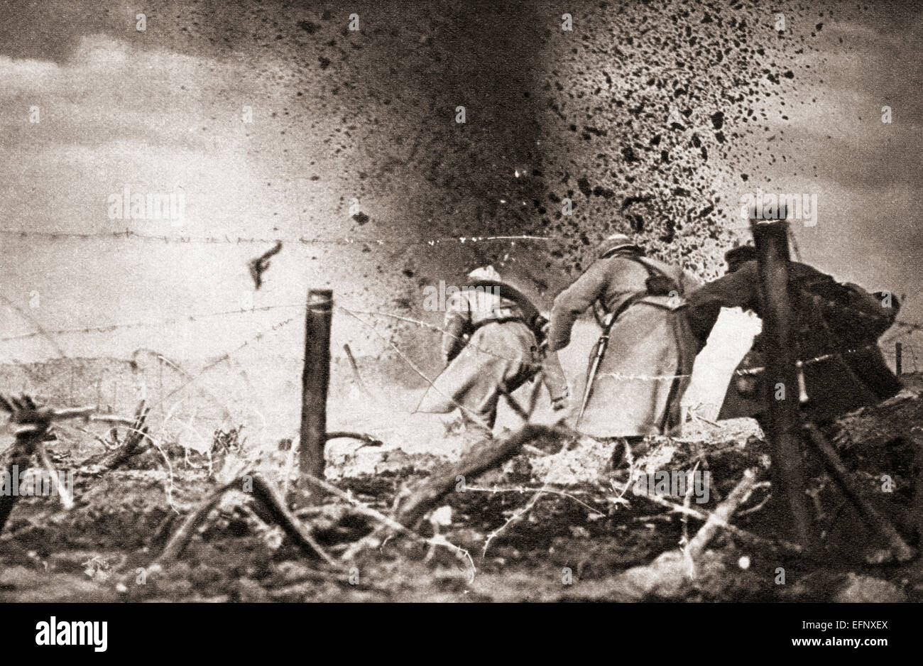 Eine hochexplosive Shell explodieren über französische Truppen im ersten Weltkrieg. Stockfoto