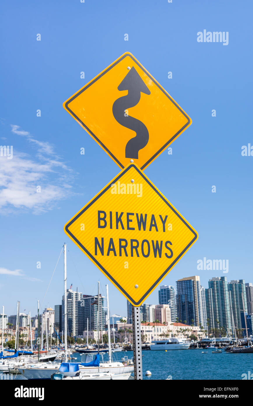 Bikeway Narrows Warnung Straßenschild. San Diego, California, Vereinigte Staaten von Amerika. Stockfoto