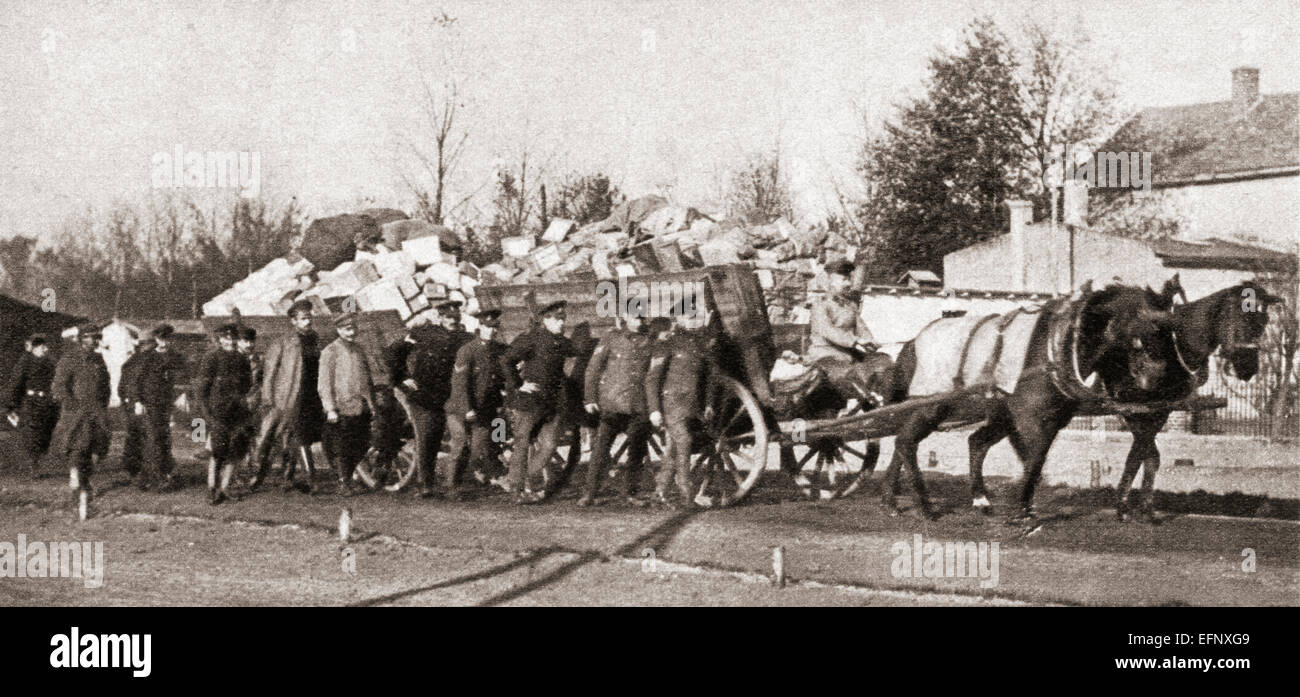 Lebensmittelpakete mit freundlicher Genehmigung des Roten Kreuzes, die Ankunft in deutschen Gefangenenlagern im ersten Weltkrieg. Stockfoto