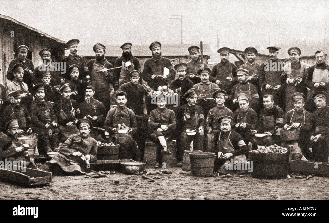 Russische Kriegsgefangene in Cottbus, Deutschland, Kartoffelschälen, die ihre Grundnahrungsmittel im ersten Weltkrieg waren. Stockfoto