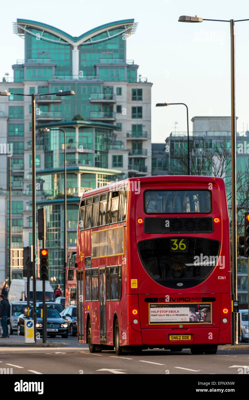 Ein London red Bus fährt bis Vauxhall Bridge Road, Stockfoto