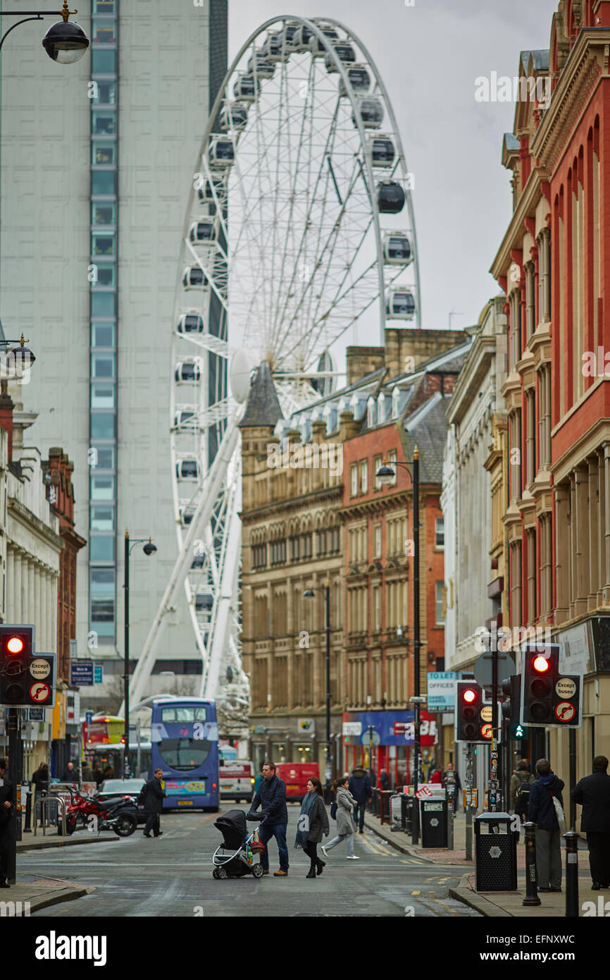 Nördlichen Viertel Manchester Uk.looking Oldham Street in das Zentrum und das Riesenrad Stockfoto