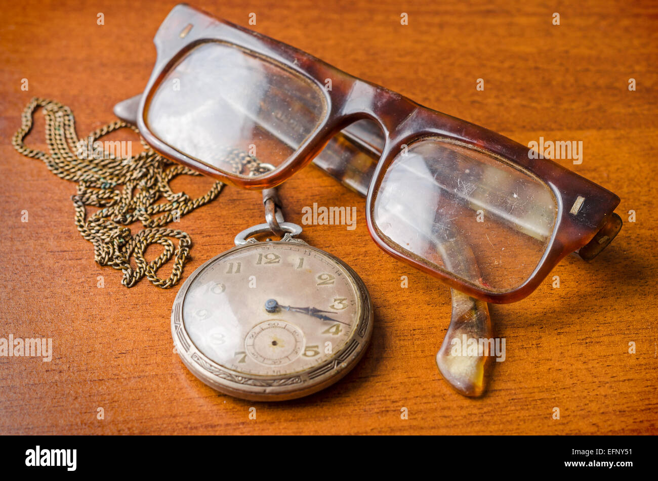 Konzept mit alte silberne Taschenuhr mit einer Kette und Gläser auf Holztisch Stockfoto