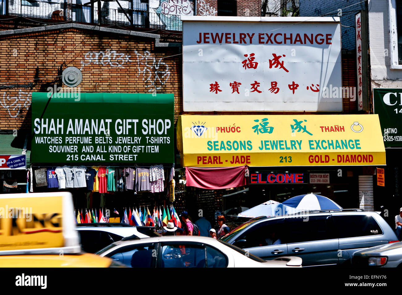 Geschäfte in geschäftiger Chinatown, malerisches Viertel. Chinesische Gemeinschaft. Einkaufen, Verkehr. Manhattan, New York, NY, USA, Vereinigte Staaten von Amerika. Stockfoto