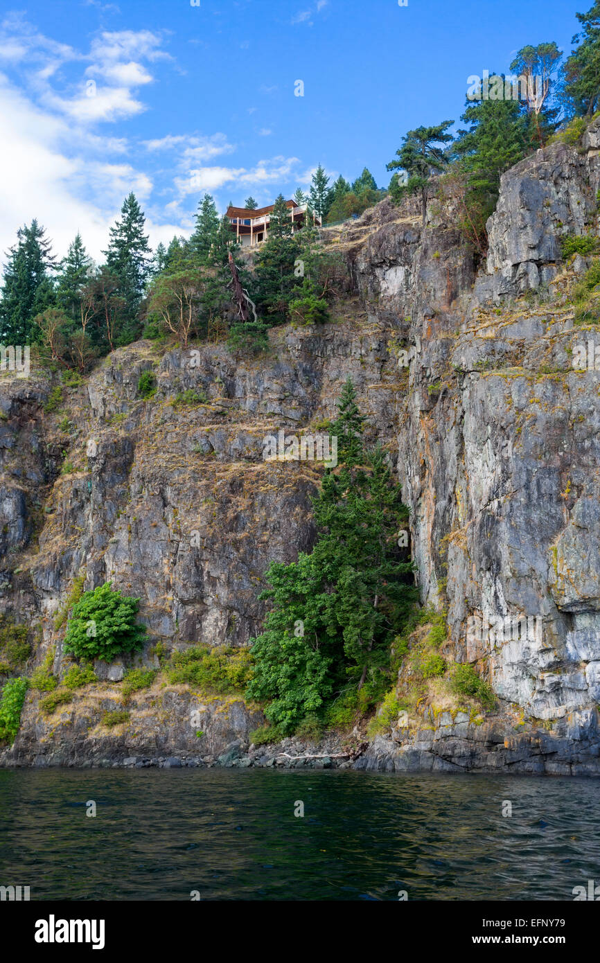 Quadra Island, Haus auf der Klippe, Britisch-Kolumbien, Kanada, Nordamerika Stockfoto