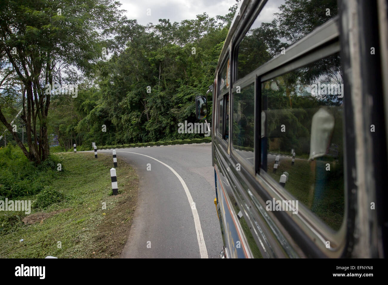 Blick aus dem Fenster eines beweglichen Busses Stockfoto
