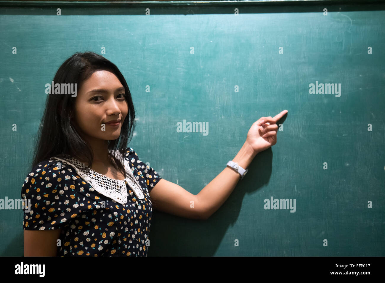 Frau Zeigefinger am leeren Brett Stockfoto