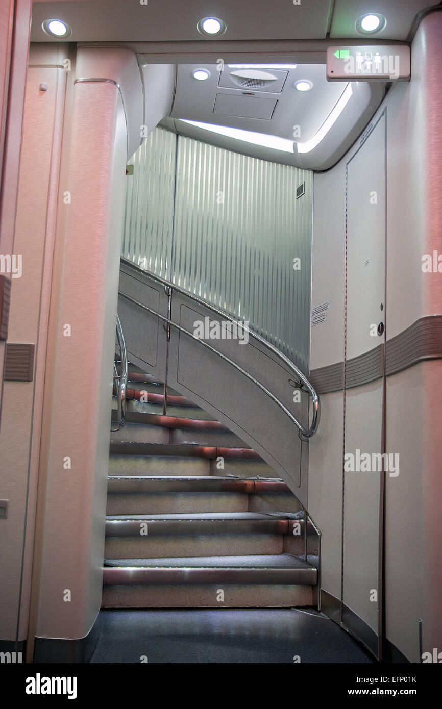 Treppe ins Obergeschoss an Bord von Flugzeugen Stockfoto