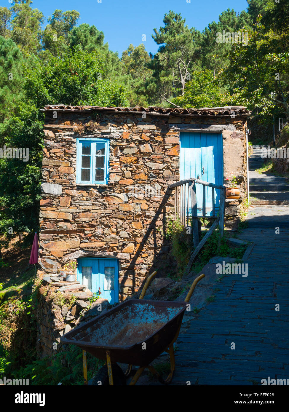 Cerdeira Schiefer Weiler Steinhaus vor der Waldbäume Stockfoto