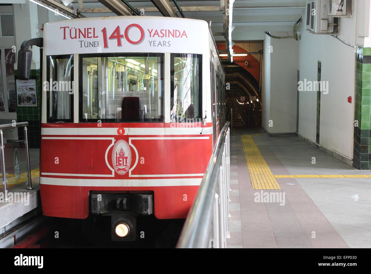 Zug der Tünel, die historischen uBahnLinie zwischen Karaköy und Beyoglu in Istanbul, Türkei