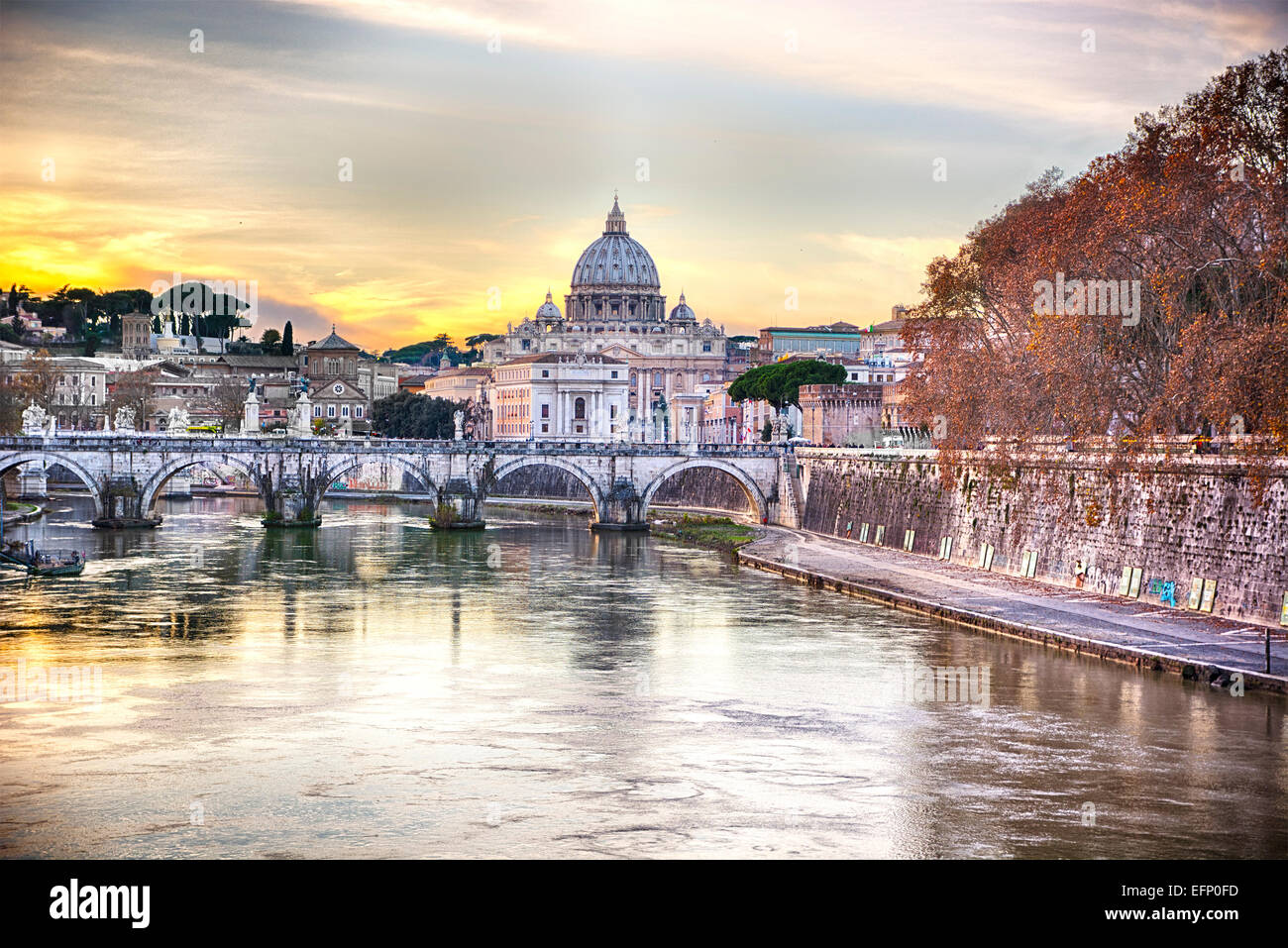 St.-Petri Dom in der Vatikanstadt, gesehen vom Fluss Tiber Stockfoto