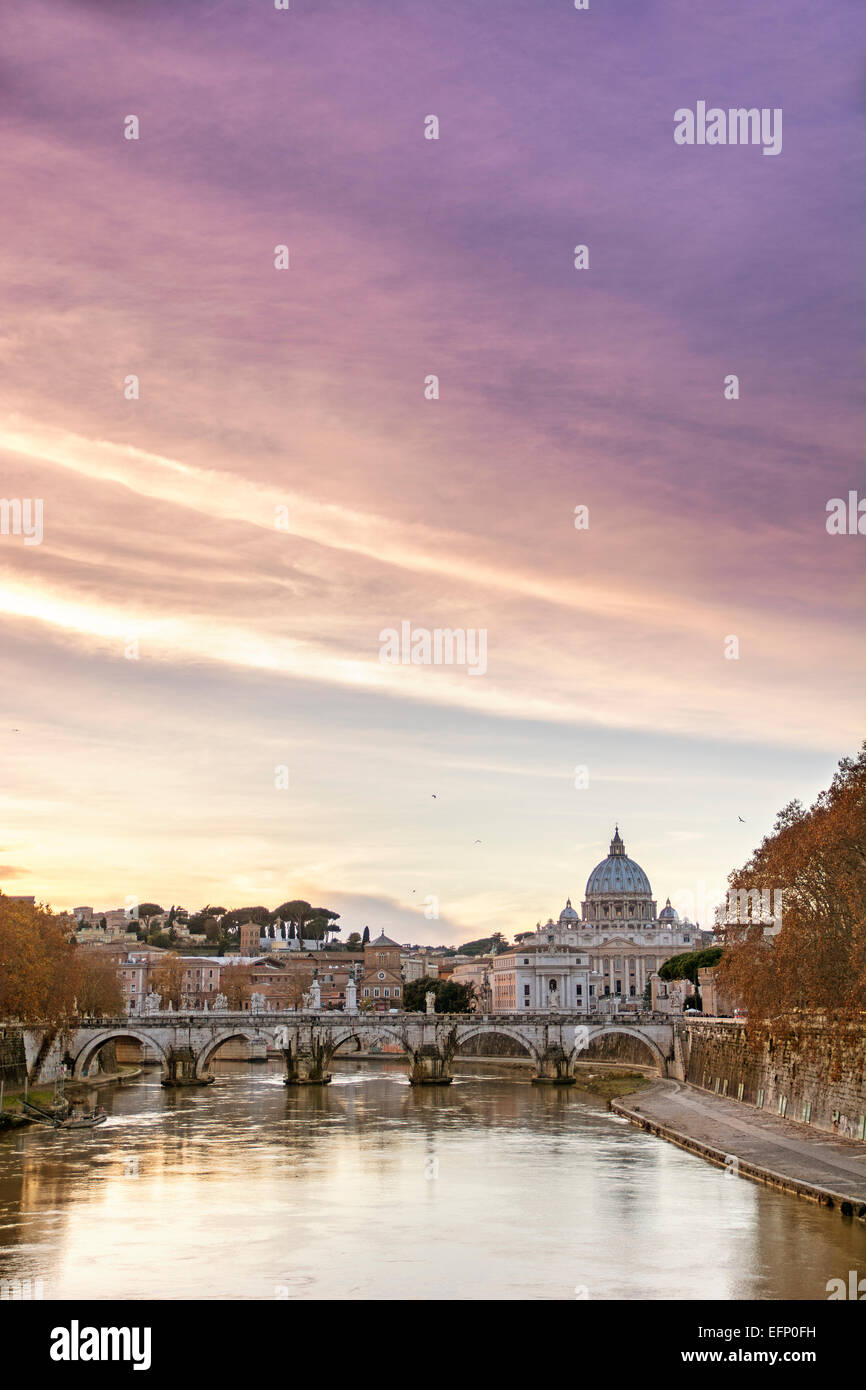 St.-Petri Dom in der Vatikanstadt, gesehen vom Fluss Tiber Stockfoto