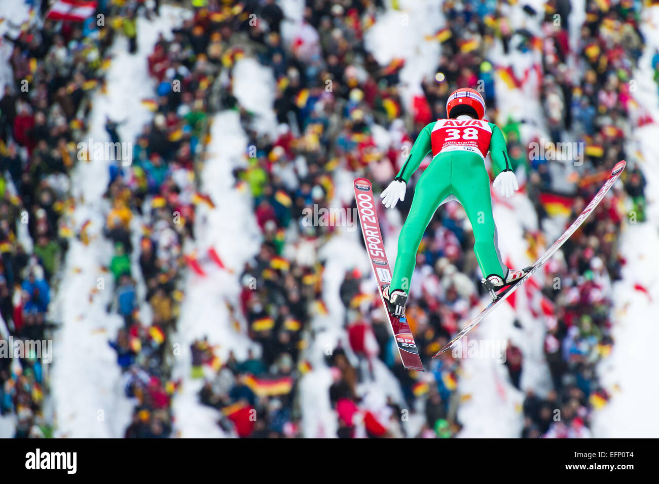 Titisee, Deutschland. 8. Februar 2015. Stephan Leyhe (GER) konkurriert vor heimischem Publikum während der großen Hügel Einzelspringen am zweiten Tag des FIS Skisprung-Weltcup am 8. Februar 2015 in Titisee, Deutschland. Bildnachweis: Miroslav Dakov/Alamy Live-Nachrichten Stockfoto