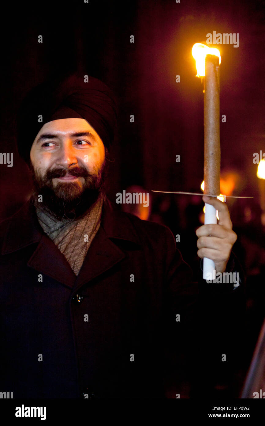 Kopenhagen, Dänemark, 8. Februar 2015: A Sikh geht zusammen mit Moslems, Christen und Juden in einem Fackelzug durch Kopenhagen.  Wie in anderen Städten auf der ganzen Welt feiert sie UN "World Interfaith Harmony Week", die heute Sonntag endet. Bildnachweis: OJPHOTOS/Alamy Live-Nachrichten Stockfoto