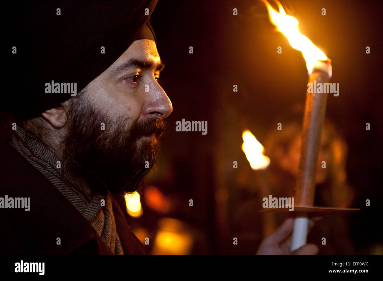 Kopenhagen, Dänemark, 8. Februar 2015: A Sikh geht zusammen mit Moslems, Christen und Juden in einem Fackelzug durch Kopenhagen.  Wie in anderen Städten auf der ganzen Welt feiern sie UN "World Interfaith Harmony Week", die heute Sonntag endet. Bildnachweis: OJPHOTOS/Alamy Live-Nachrichten Stockfoto