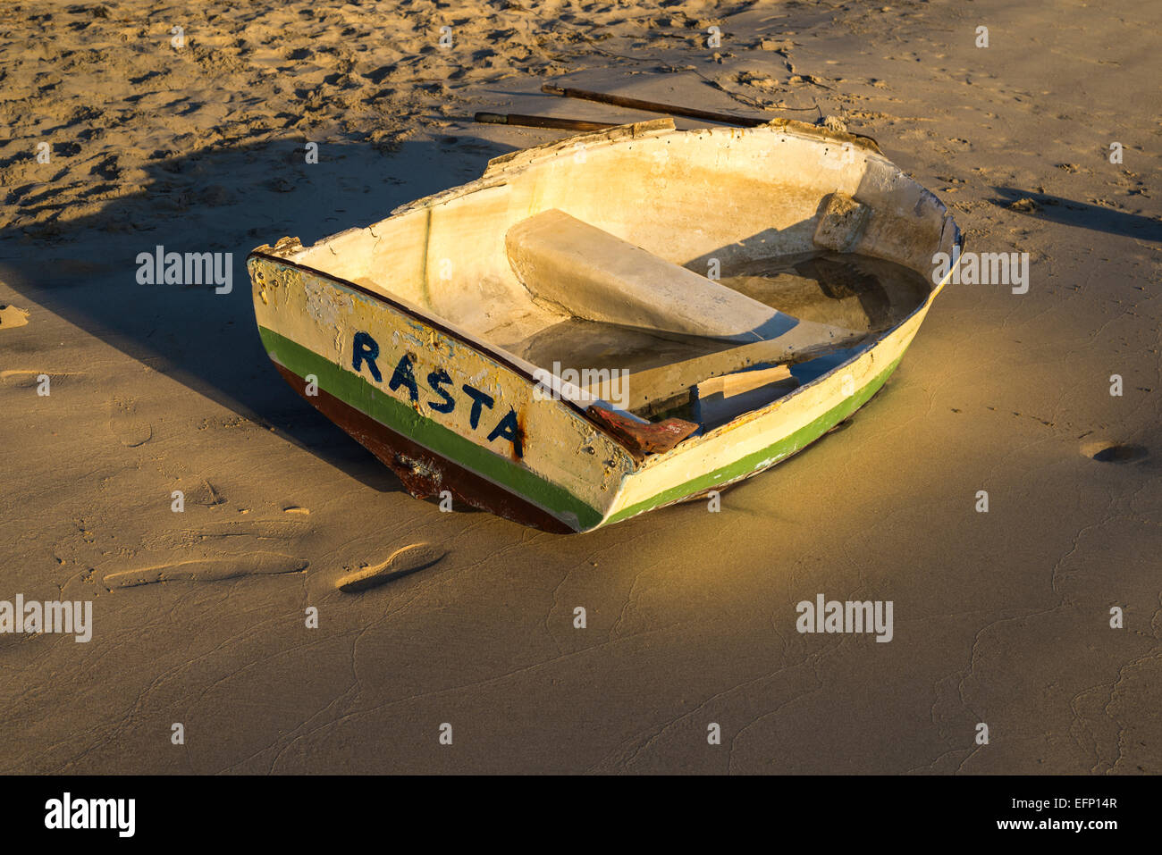 Kleines Boot am Strand. Coronado, Kalifornien, Vereinigte Staaten. Stockfoto