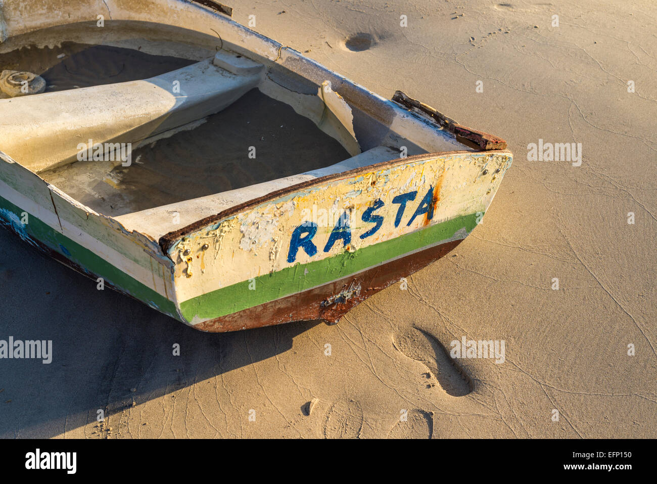 Kleines Boot am Strand. Coronado, Kalifornien, Vereinigte Staaten. Stockfoto