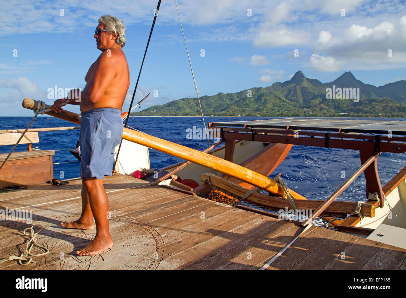Meistern Sie Navigator Tua Pittman Segeln auf Marumaru Atua, eine traditionelle Vaka der Cook-Inseln (Kanu) Stockfoto