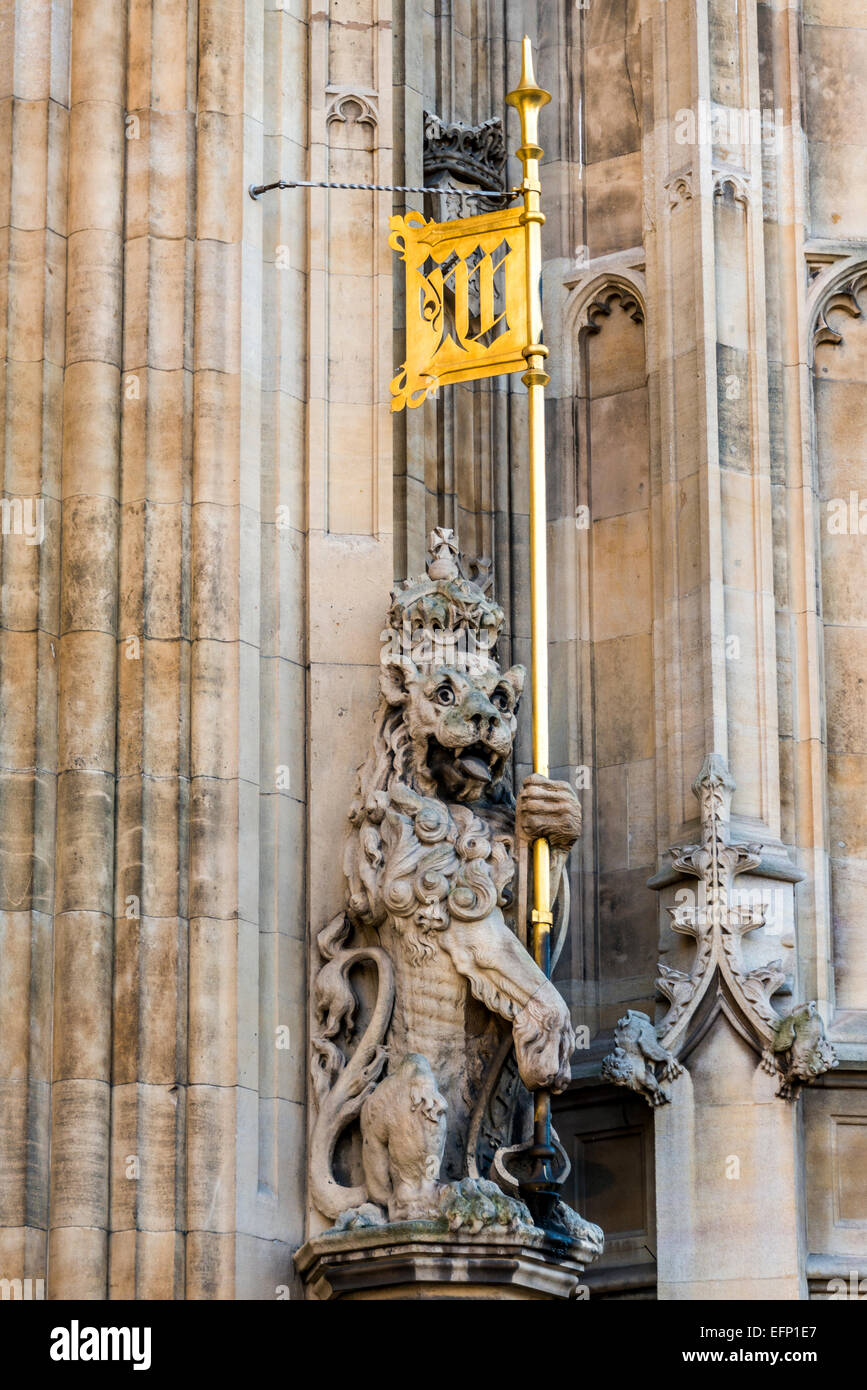Stein-Hunde tragen die königliche Standarte flankieren das souveräne Eingang zu Victoria Tower in den Houses of Parliament in London Stockfoto