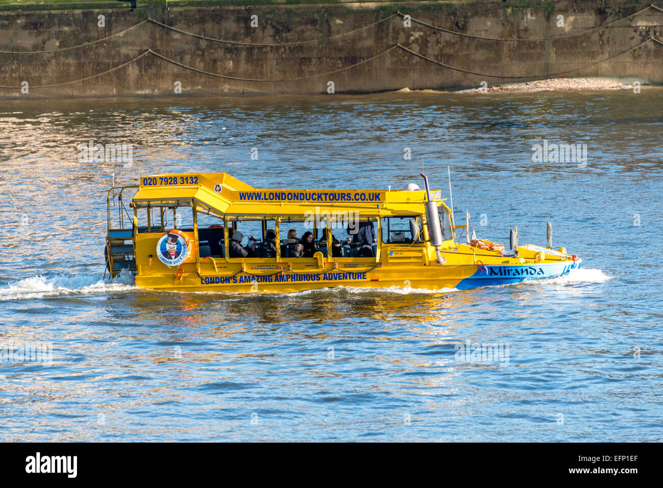 London Duck Tours ist eine Sightseeing Tour an Bord eines Fahrzeugs die Fahrt auf der Straße und der Themse auch eingeben können Stockfoto