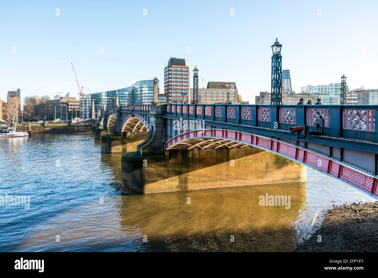 Lambeth Bridge ist ein Straßen- und Fußgängerbrücke über die Themse in Ost-West-Richtung im Zentrum von London Stockfoto