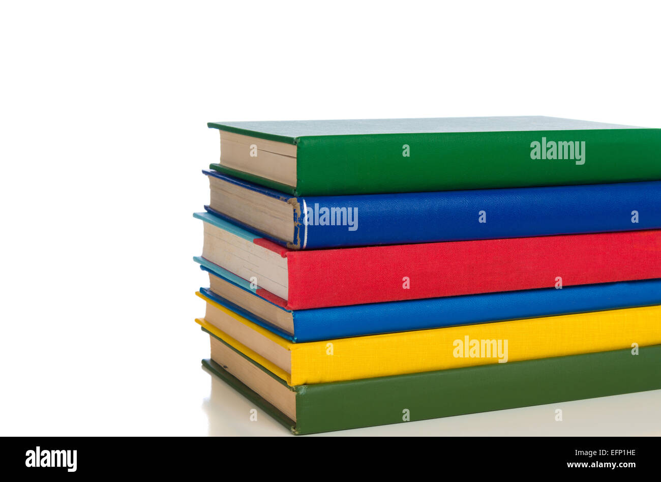 Ein Stapel von primären farbigen Lehrbücher auf weißem Hintergrund Stockfoto
