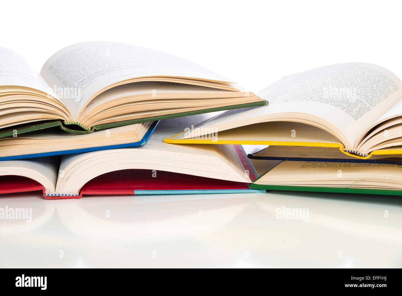 Ein Stapel von geöffneten Lehrbücher auf weißem Hintergrund Stockfoto