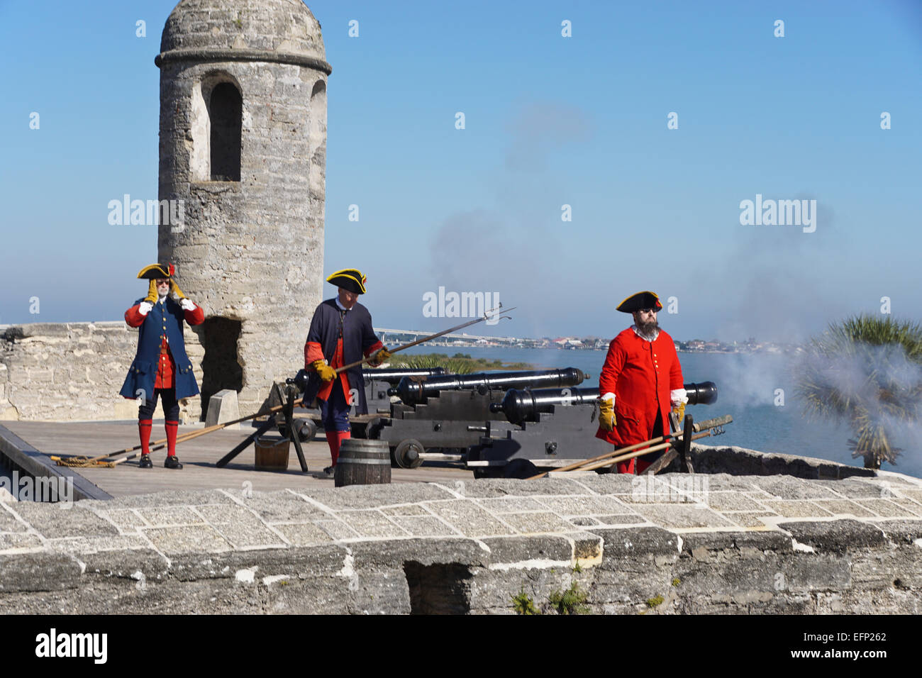 Kanone abfeuern am Castillo de San Marcos, erbauten Spanisch Festung in St. Augustine, Florida. Stockfoto