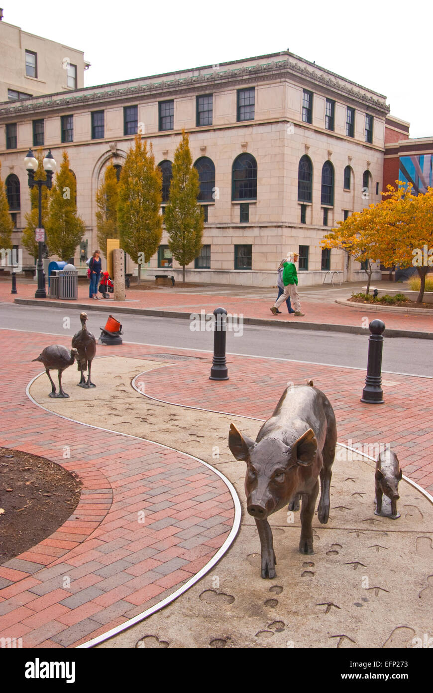 Skulpturen von Schwein & Ferkel und 2 Truthähne auf Urban Trail Pack Square in der Innenstadt von Asheville, North Carolina. Stockfoto