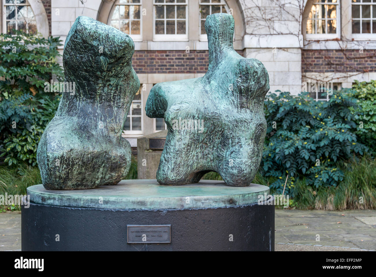 Zwei Stück Reclining Figure 1 von Henry Moore an der University of the Arts, London, Chelsea Stockfoto