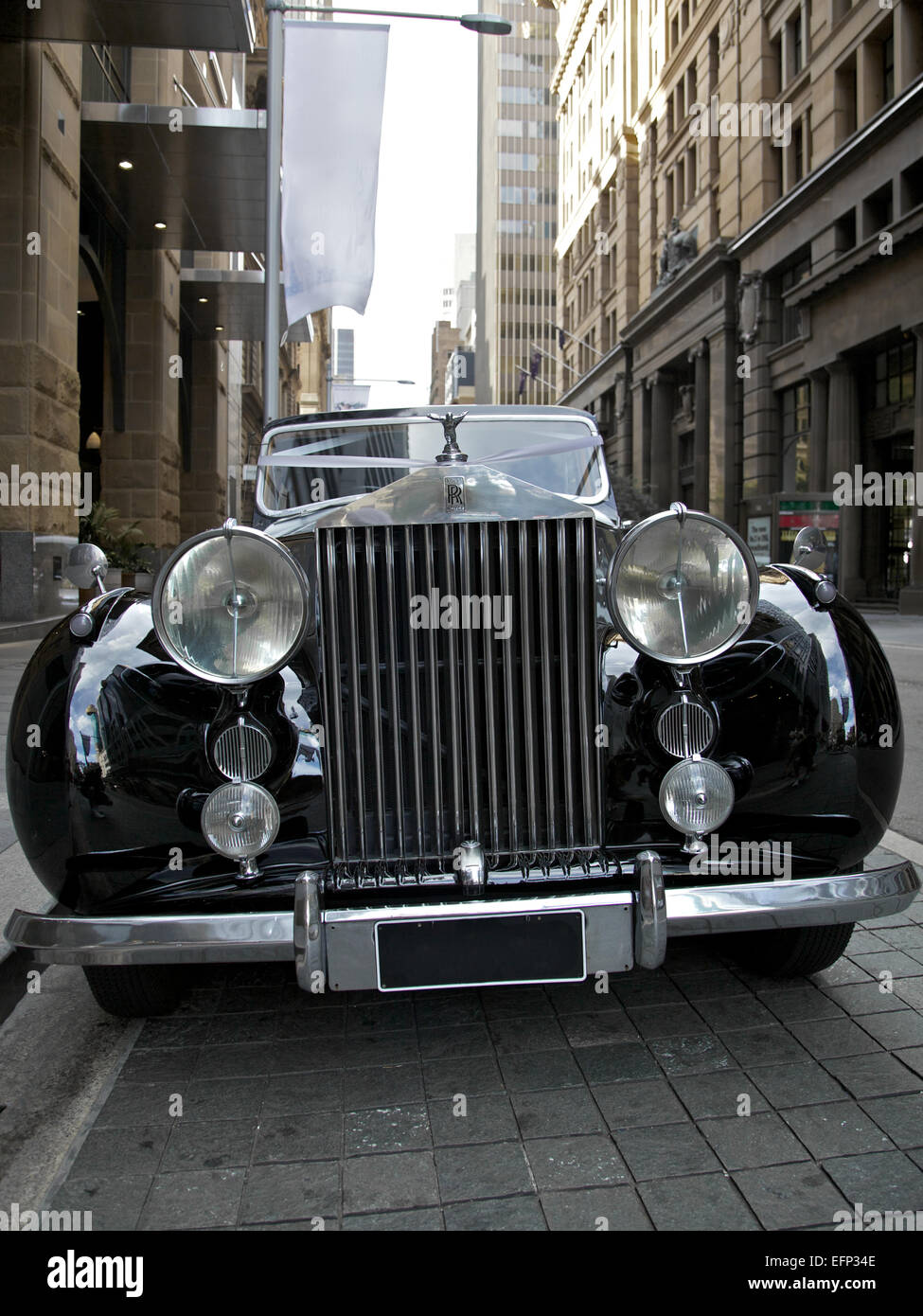 Klassische schwarze Rolls-Royce mit dem berühmten Flying Lady Emblem Maskottchen Stockfoto
