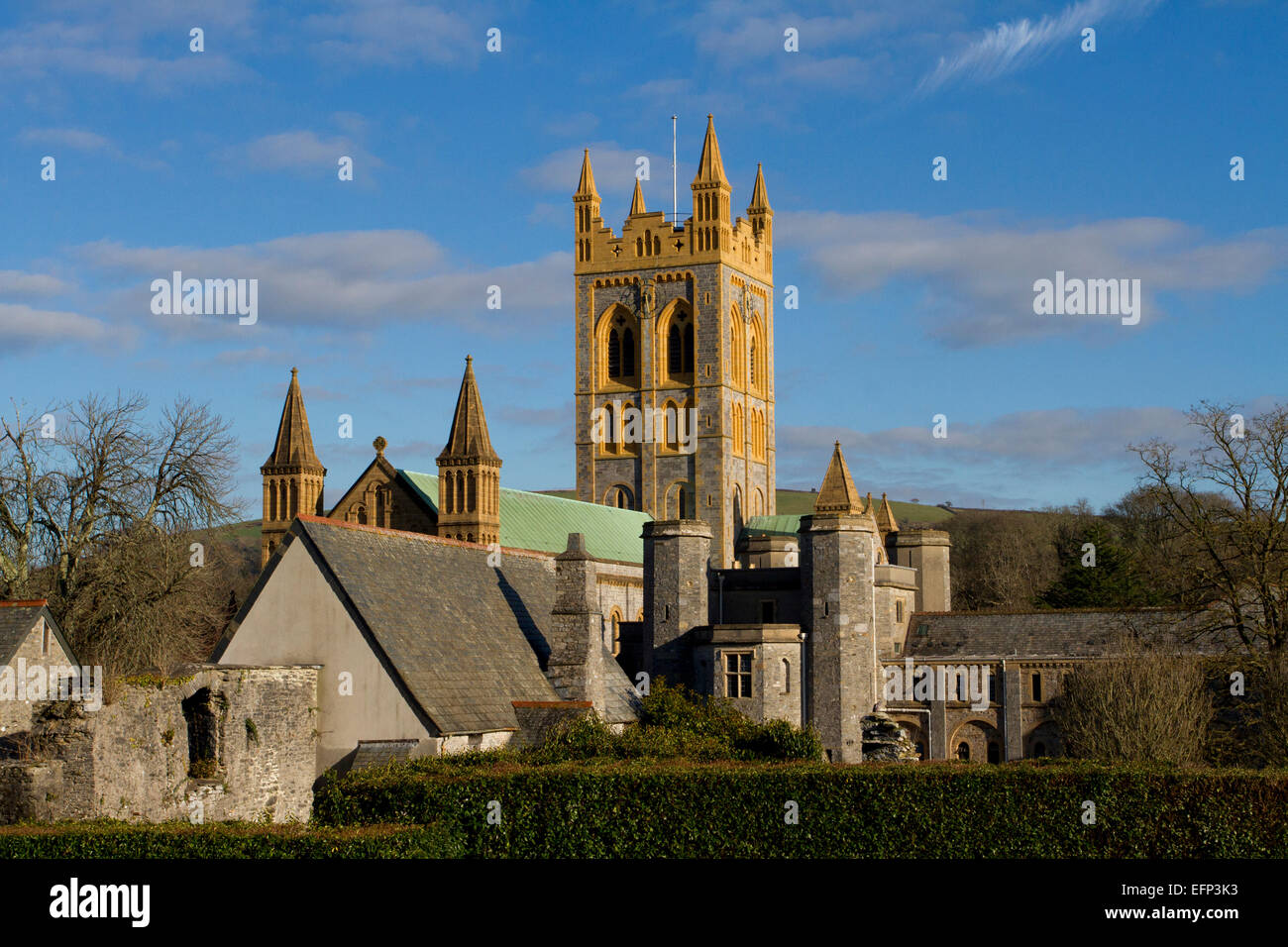 Buckfast Abbey, Teil eines aktiven Benediktinerklosters und gewidmet St. Mary, im Dezember in Buckfast, Devon, England, GB Stockfoto