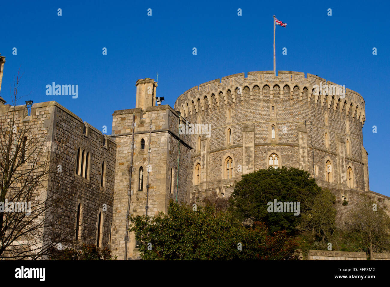 Runder Turm (The Keep) auf Schloss Windsor, Berkshire, England mit Union Jack im Januar fliegen Stockfoto